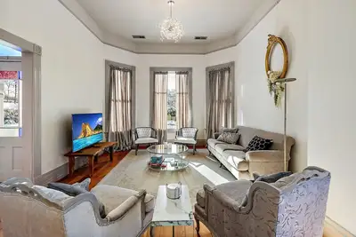 Image de Barclay Klum House | Walk to Downtown | Soaking Tub & Gourmet Kitchen