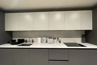 Image de 2br Urban Vista Retreat\n