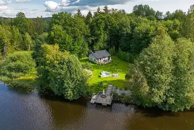 Image de Vacation home on a waterfront property in Alaska-like nature