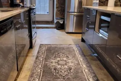 Image de Cozy Condo - Walk to Metro, Shops, Parks & More!