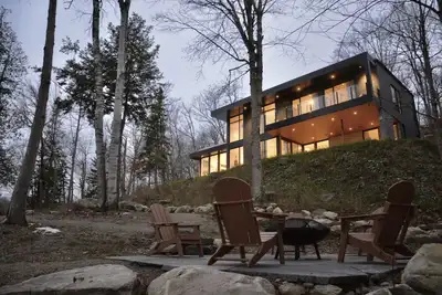 Image de Luxury Winter Lakehouse Escape | Sauna, Stargazing & Seclusion