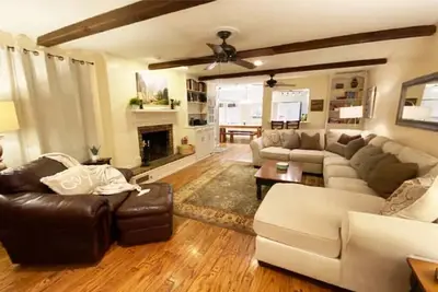 Image de “Big Cozy Cottage” -WiFi, Hot Tub, Grill