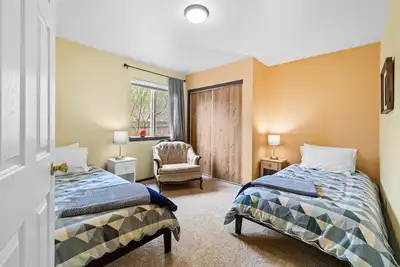 Image de 1 block to river! Central location - walk to downtown, river, shops\n