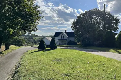 Image de Historic farmhouse with amazing views! Close to campus, trails, and farm brewery