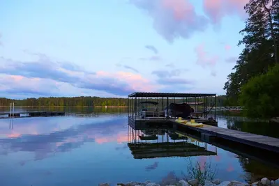 Image de Lake front home, private dock, pet friendly