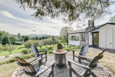 Image de Updated + Modern Waynesville Cottage w/ Fire Pit