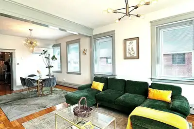 Image de Dog friendly, stylish accommodations for up to 6 on Federal Hill in Providence.