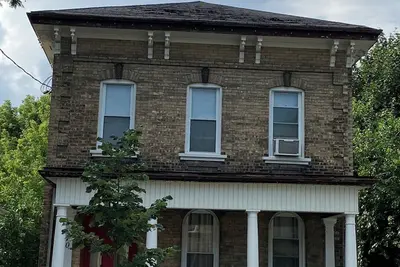 Image de The Georgian; 4 bedroom home, 5 minutes from Highway 403, open to longterm stays