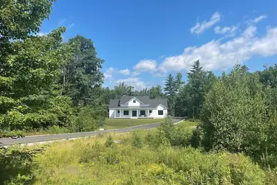 Image de 4 bed, 3. 5 bath house with a 3 car garage, steam shower and fireplace! No Pets!