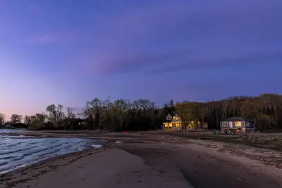 Image de Waterfront Luxury Vacation Home with Stunning Sunsets and Sandy Shoreline