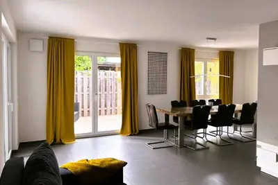 Image de Zentral Gelegenes Haus in Ruhiger Lage Nähe U-/s-bahn mit Terrasse und Garten