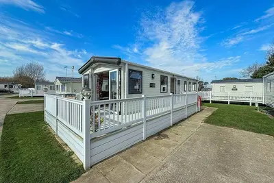 Image de Gorgeous 6 berth caravan with decking and Wi-Fi at Broadland Sands ref 20377bs