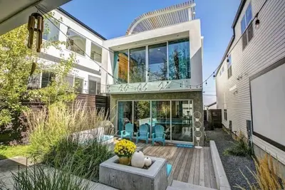 Image de Upscale Home in Lohi with Theater, Stunning Views, Fire Pit & Hot Tub