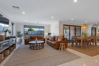 Image de Central Haven close to town with swimming pool