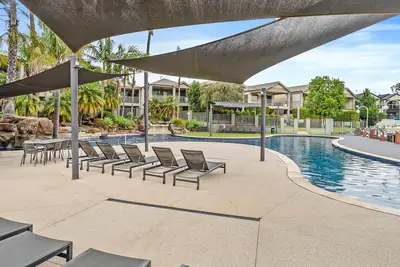 Image de Cypress 39 A located close to clubs overlooking the lake.