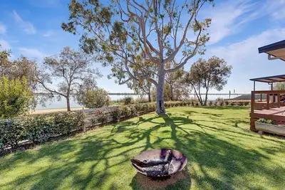 Image de Hogan's Lakehouse overlooking Lake Mulwa pet friendly.