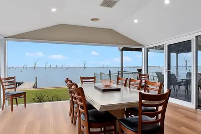 Lakeside Mulwala absolute waterfront with older  private jetty