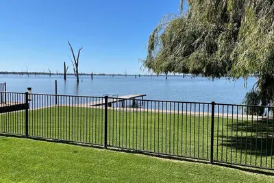 Image de Waterside Mulwala waterfront house with small boat ramp and jetty