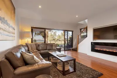Image de The Willows overlooking Lake Mulwala and parkland