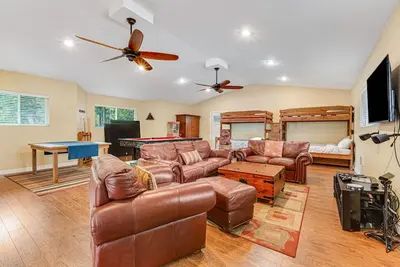 Image de Lakefront retreat with kayaks, canoe, game tables, children's items, and W/D