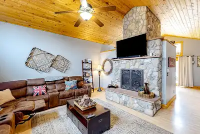 Image de Large home with fireplace, private hot tub, grill & firepit - near skiing & golf