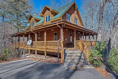Image de Mountain cabin with wrap-around balcony, games, fireplace, & children's items