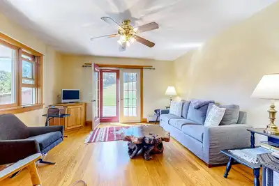 Image de Country home with gorgeous property, porch & unobstructed mountain view