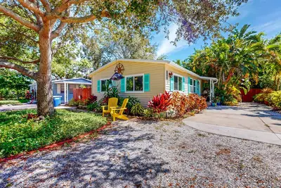Image de Charming, dog-friendly home with lanai & washer/dryer - near downtown, beach