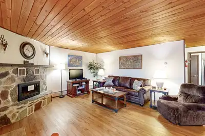 Image de Dog-friendly condo near beach with lake views, hot tub, sauna, pool, dock, grill