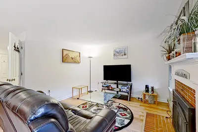 Image de Conveniently located townhouse with screened porch, pool, & washer/dryer