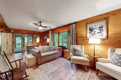 Image de Lakefront cabin with kayaks, firepit, dock & spacious interior