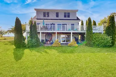 Image de Oceanfront home with dock, beautiful deck & firepit - steps to the beach
