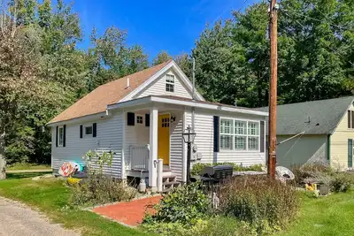 Quintessential lakeside cottage with swimming, picnic tables, & mountain view