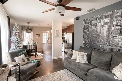 Image de Historic District cottage near it all with dog-friendly yard & screened porch