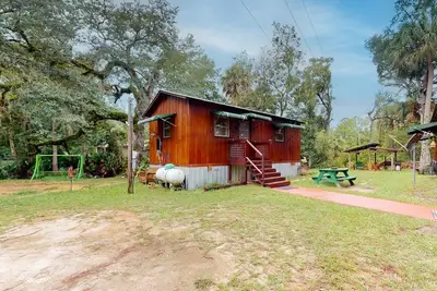 Image de Rustic riverfront cabin with views, firepit, grill, canoe, kitchen, & W/D