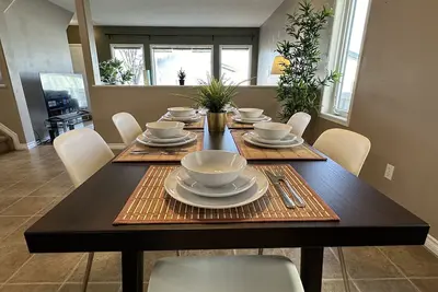 Image de Spacious & Private Retreat near West Edmonton Mall