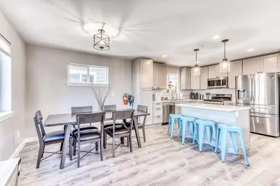 Modern home with fenced yard, 4 blocks from the beach & downtown