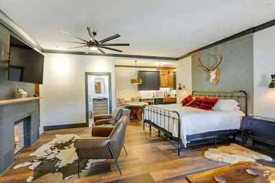 Image de Modern Franklin Studio: Prime Downtown Location!