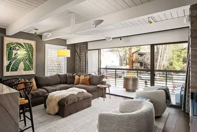 Image de Remodeled, 3 Br Condo in Downtown Aspen - Seasonal Dates Available!