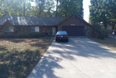 Image de Spacious 3 bedroom 2 bath home with large fenced in yard.