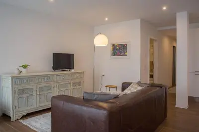 Image de Chestnut apartment surrounded by greenery