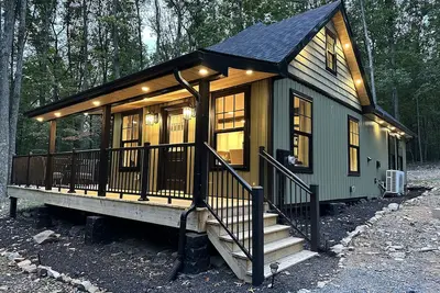 Image de Whiskey Acres - Modern Cabin w/ HotTub, Firepit, CornHole + Axe Throwing Areas
