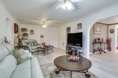Image de Salem Getaway w/ Hot Tub Near Parks & Boating!