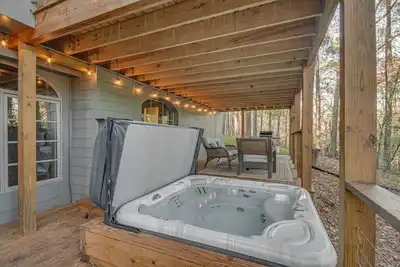 Image de Mississippi Retreat w/ Hot Tub, Deck & Lake Views!