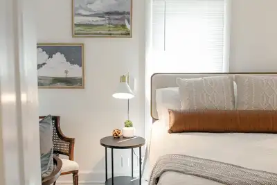 Image de Downtown & Campus Wifi with Netflix 2Br 1Ba