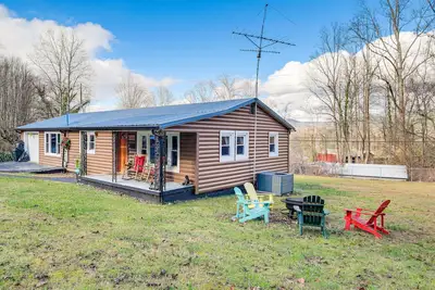 Image de Furnished Deck: Rustic Cabin in Cosby!