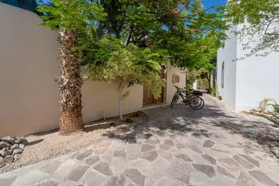 Image de 3BRs Home, Steps to beach.