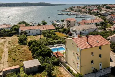 Image de Bel appartement de 2 chambres à Rab