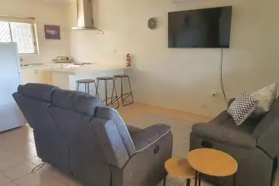 Image de Fully furnished home stay on main street and 5 minutes from the local Airport.