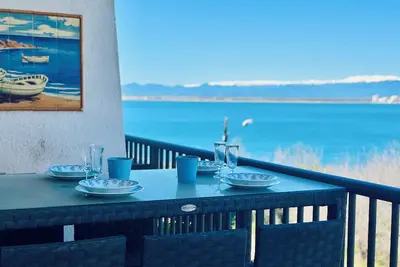 Image de 4081 Rosa Mar 1-1, Vous Serez CHARMÉ Et Profiterez De La Vue De La Terrasse. Endroit Calme, Petit Immeuble. Parking